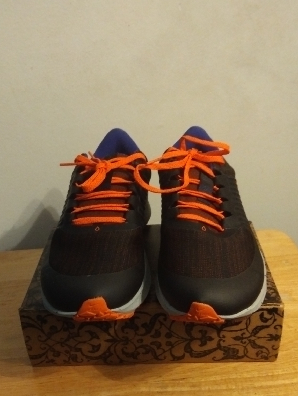New Men's Nike Athletic Lace-Up Sneakers in Black & Orange Size 10